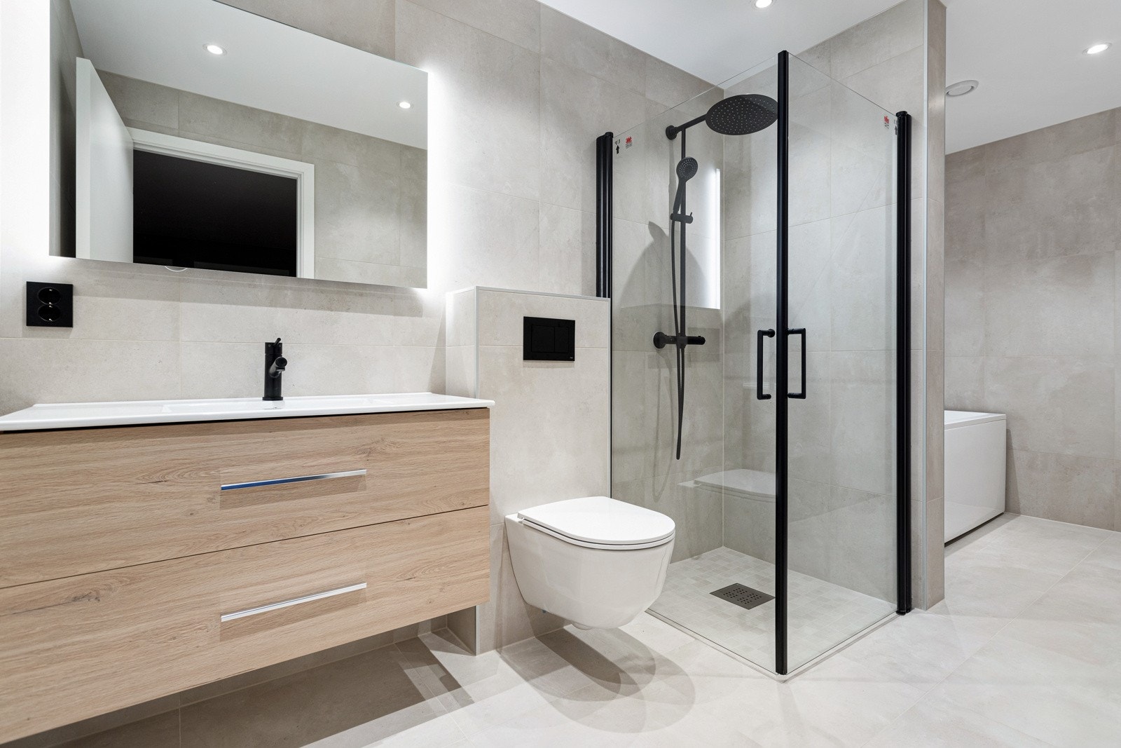 Lekkert bad med 60x60 cm fliser, 120 cm eik laminert innredning med heldekkende porselenservant. Galleribilde