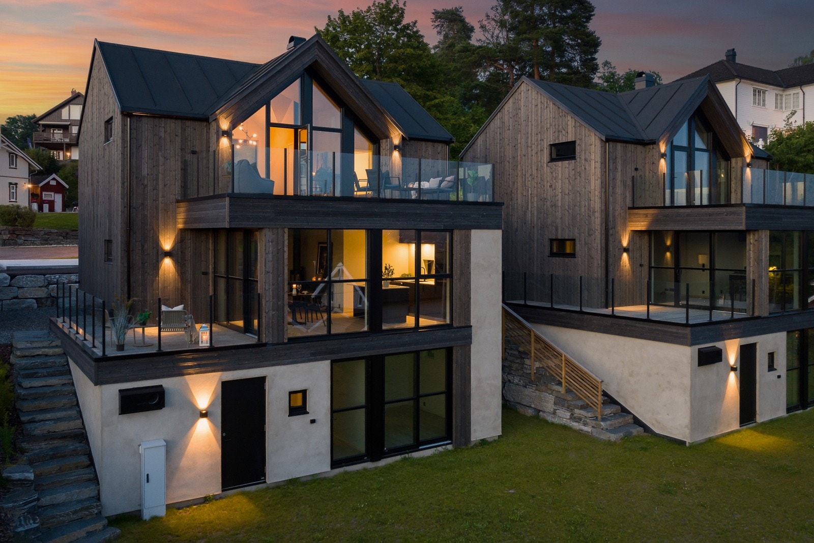 Det er utvendig tilgang til bodrom fra hagedelen. Galleribilde