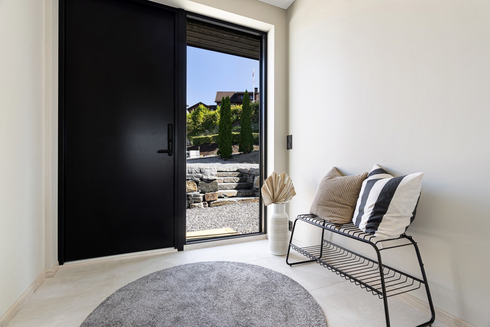 Pent inngangsparti med 60x60cm fliser på gulv med varmekabler. Galleribilde