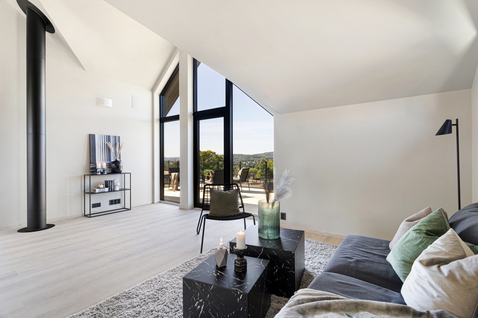 Boligens vinduer består av 3-lags isolerglassvinduer. Galleribilde