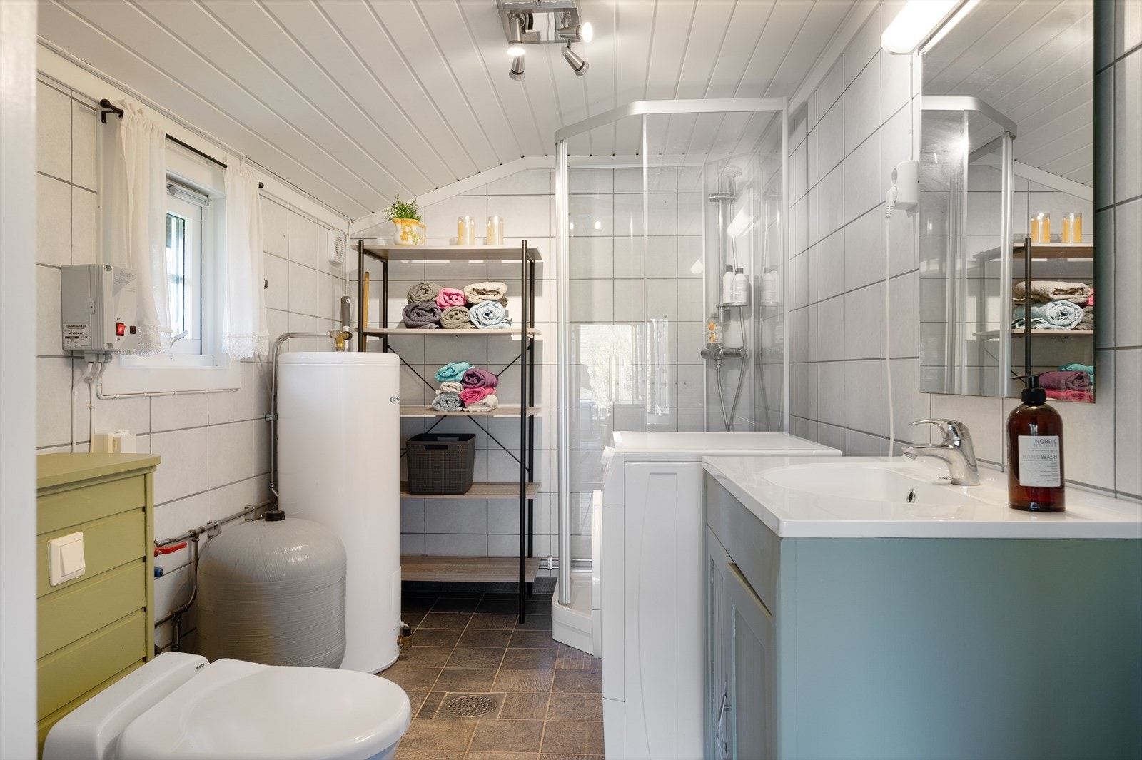 Bad i tilknytning til hytta. Badet er i tidligere utvendig bod. Galleribilde