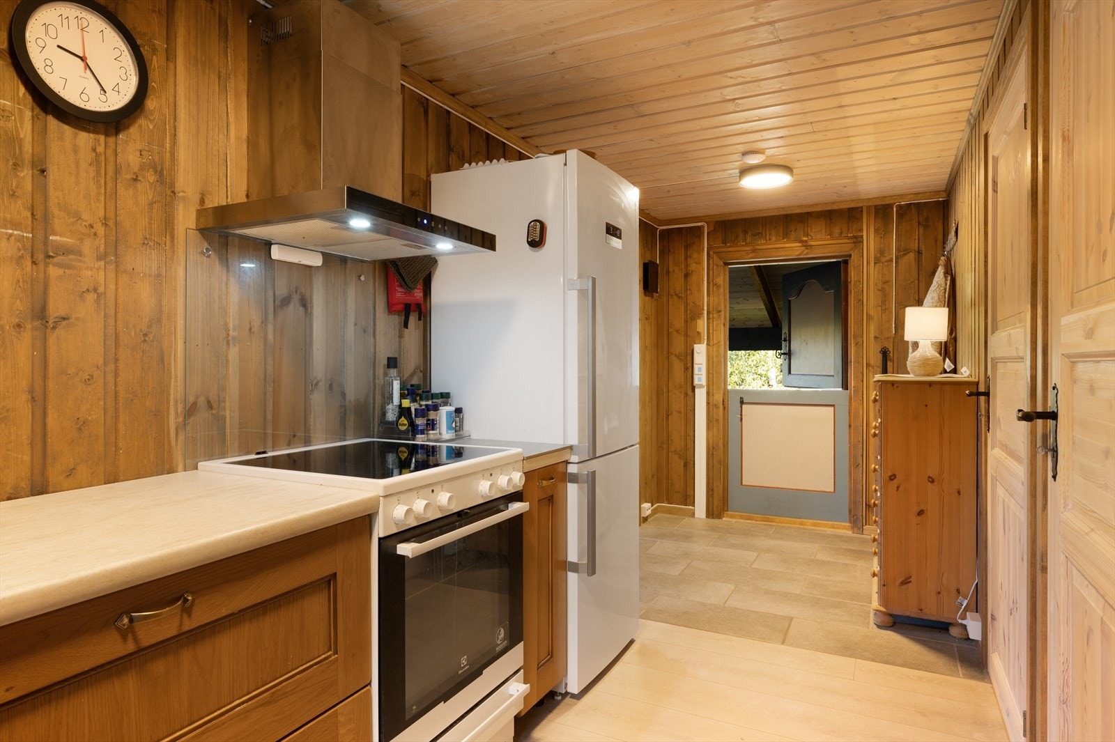 Kjøkken og ut mot gangen. Soverommene er til høyre i bildet. Galleribilde