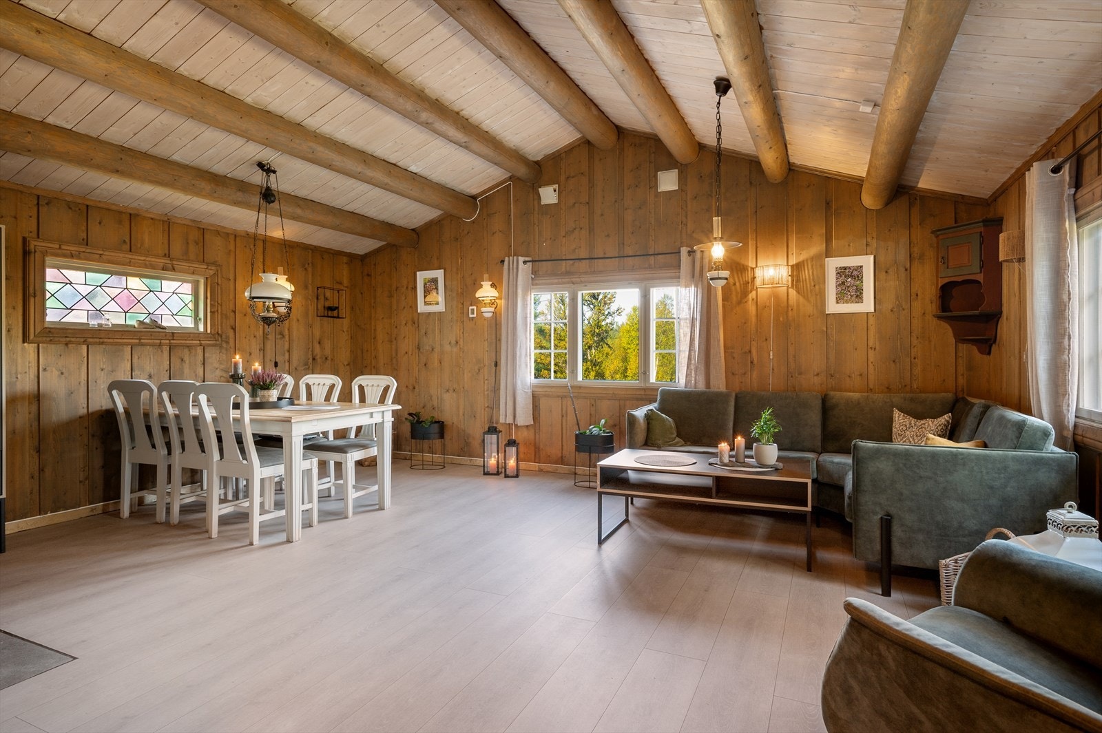 Stuen har åpent røste som gir god takhøyde Galleribilde