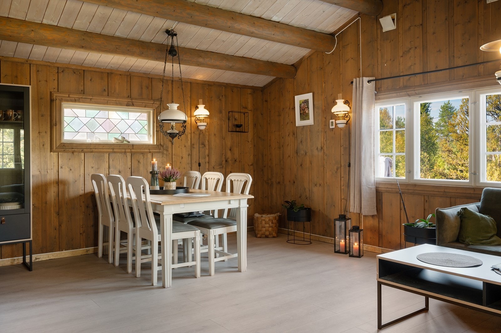 Stuen har god plass til både spiseplass og sofagruppe. Galleribilde