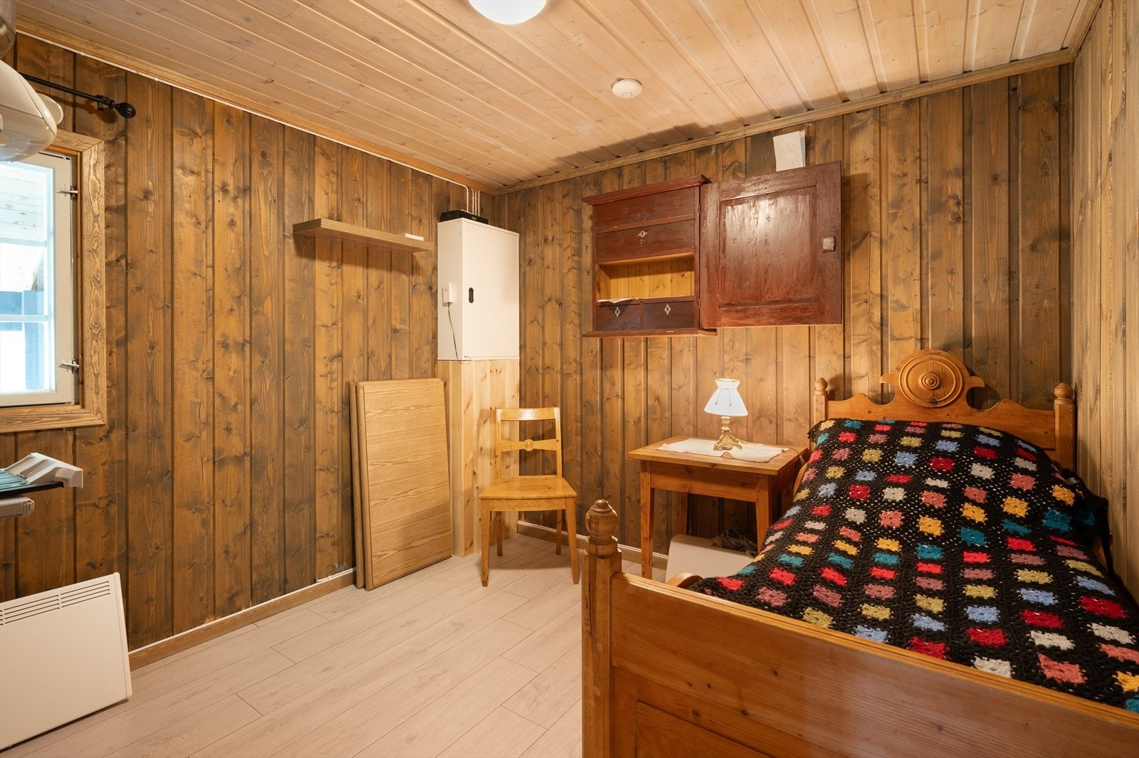 Soverom nr 2 i hytta har beisede vegger og laminatgulv. Stramskap er montert i dette rommet Galleribilde