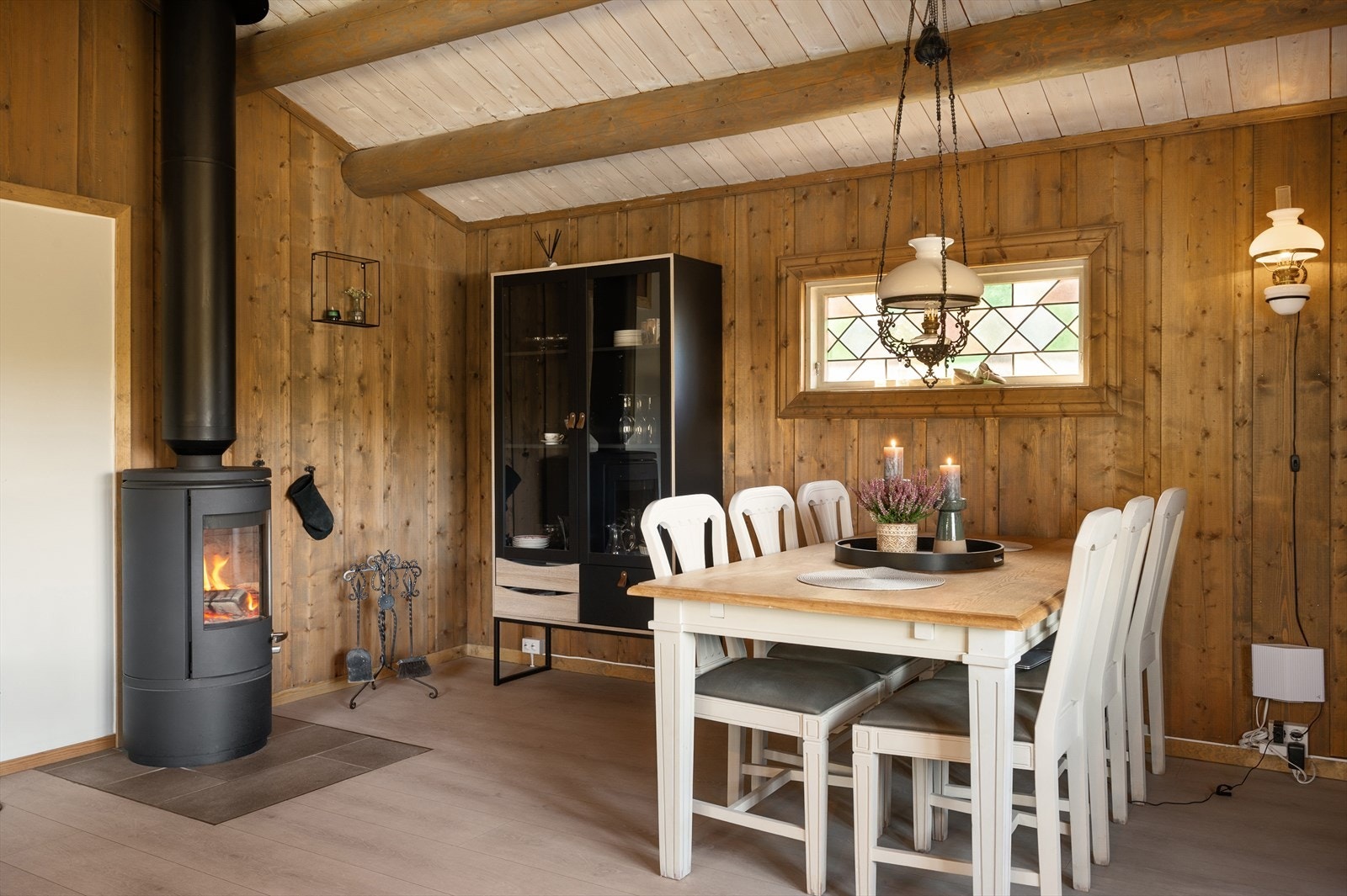 Stuen har en god peiseovn i tillegg til at det er varme i gulv. Galleribilde