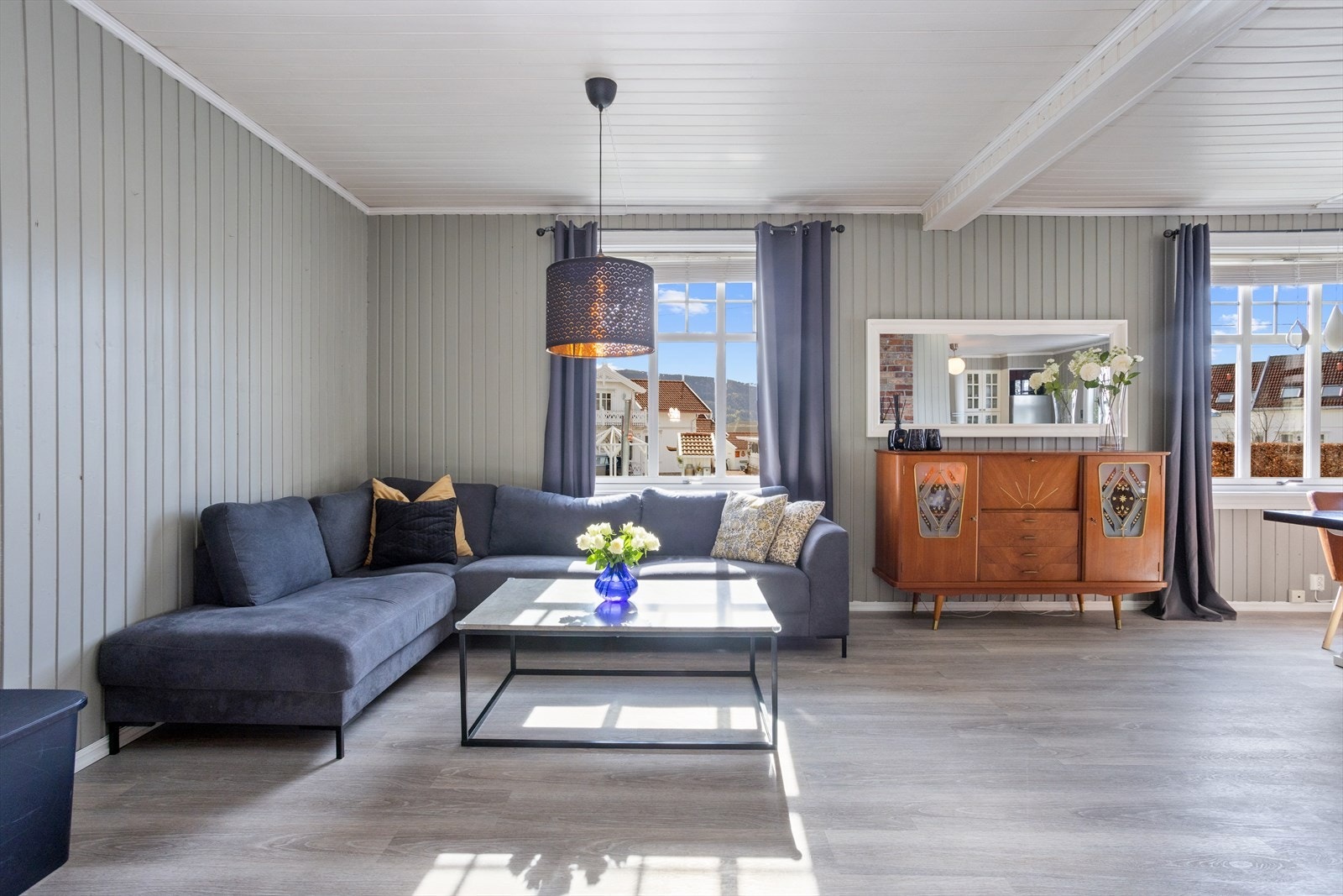 Boligen har en sjarmerende stil og generøs takhøyde i de aller fleste rom. Galleribilde