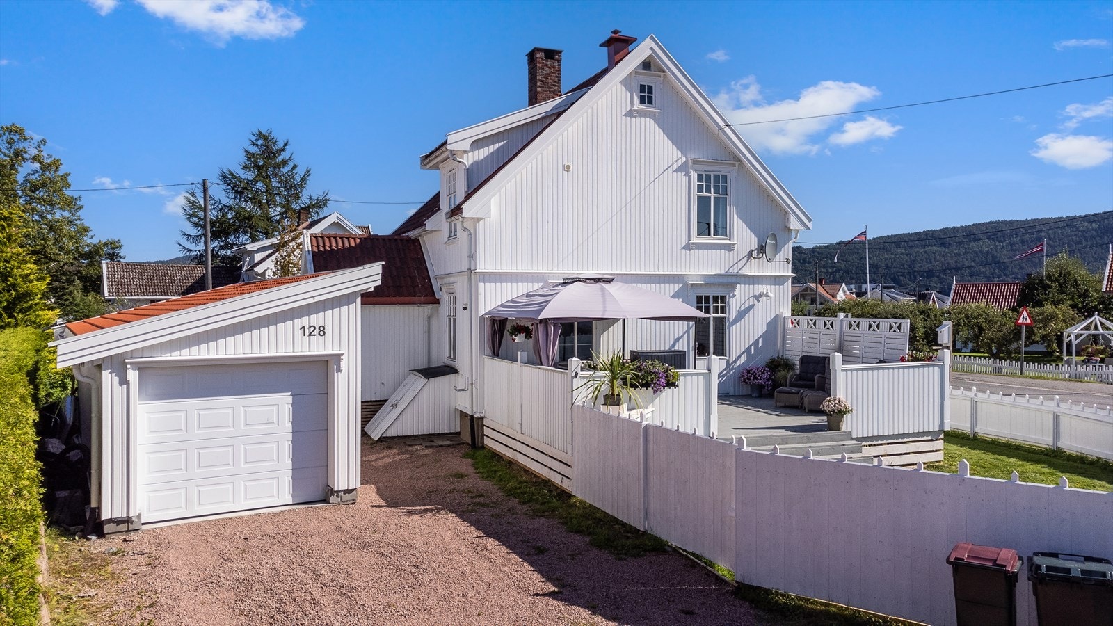 Nyoppført garasje i 2023, for øvrige gode parkeringsmuligheter på gårdsplassen. Galleribilde