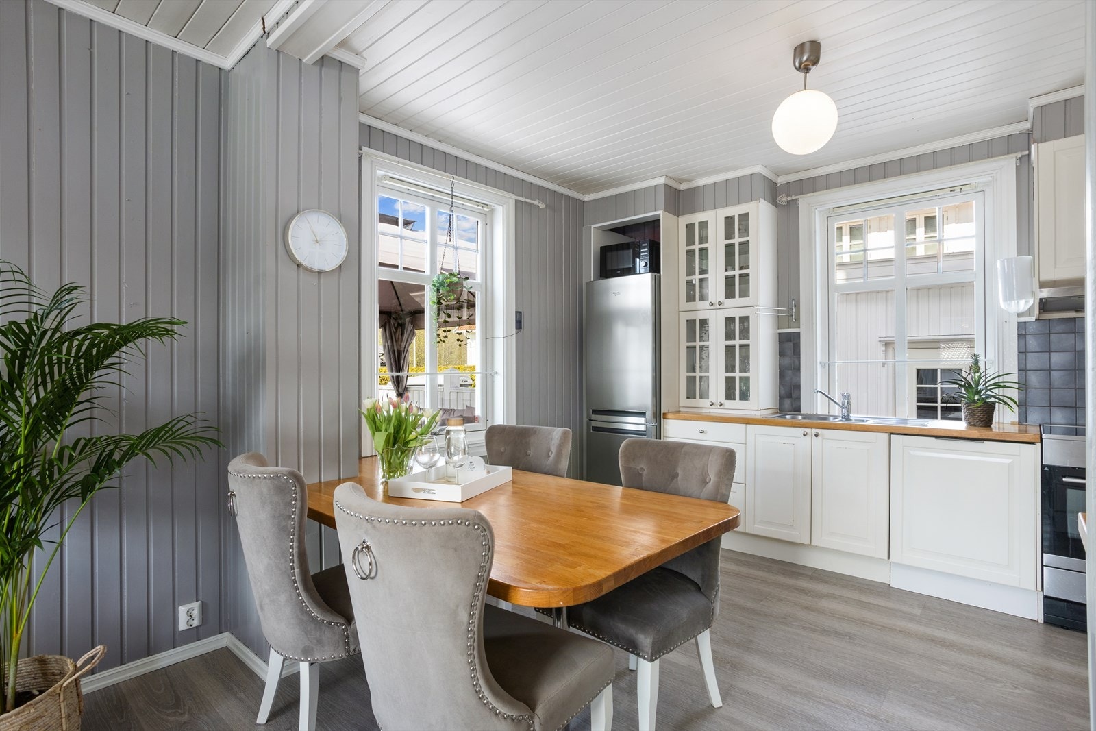 Integrert oppvaskmaskin. Frittstående komfyr og kjøleskap med fryser. Montert ventialtor i overskap over kokesone. Det er flislagt mellom under- og overskapene. Galleribilde