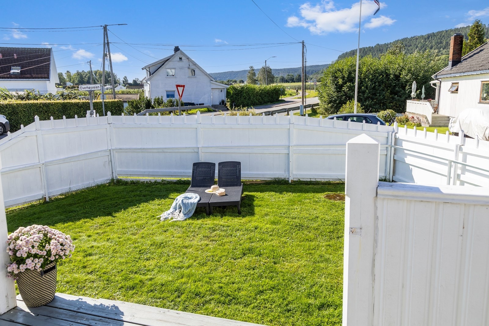 Terrassen leder videre ned til hagen som er skjermet av et nytt gjerde som kranser rundt hele eiendommen. Galleribilde