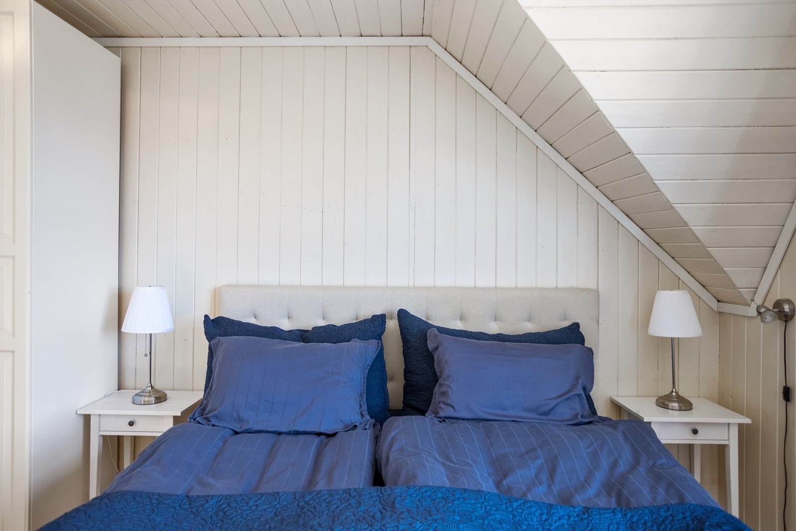 Dette rommet har montert garderobeskap. Galleribilde