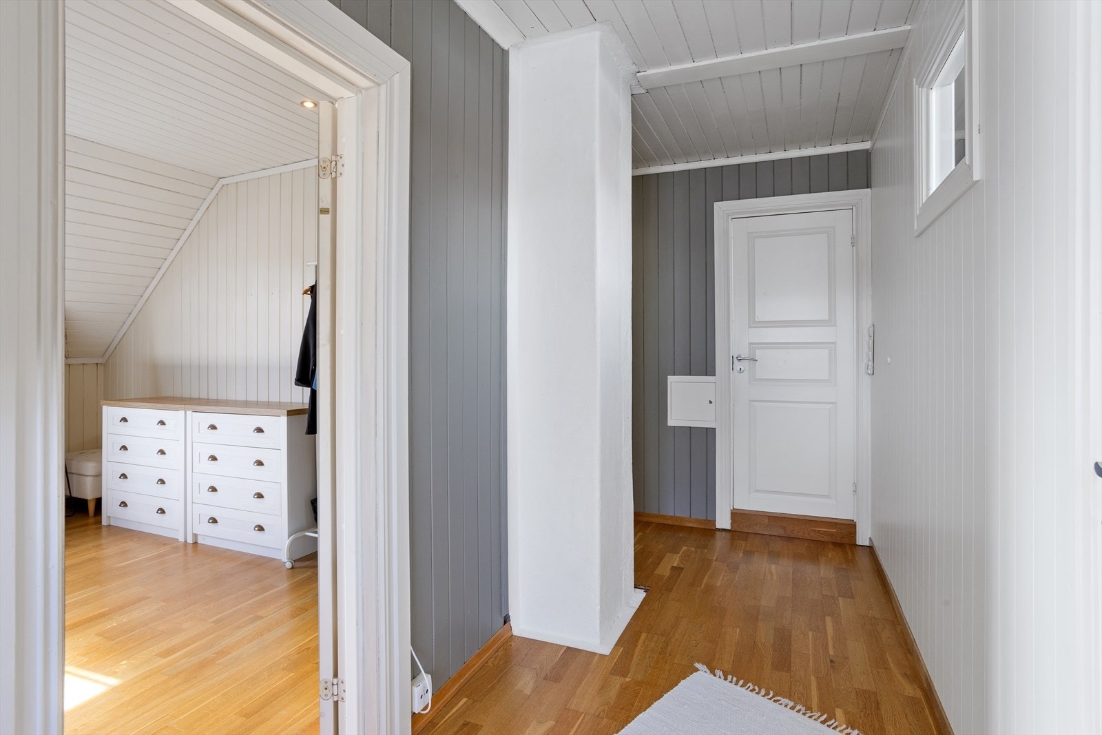 Mellomgangen leder videre inn til 3 soverom og badet. Galleribilde