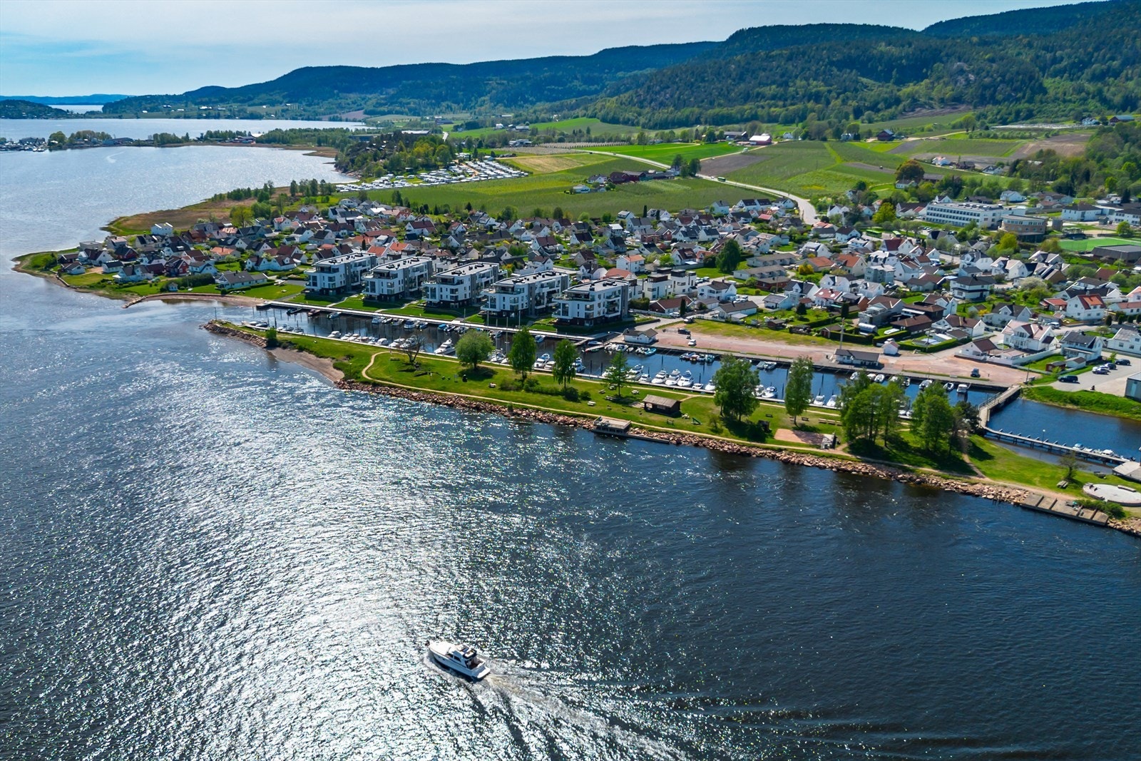 Det er kort gangavstand til flotte rekreasjonsområder, badeplass, bryggeanlegg, marina og gode fiskemuligheter. Galleribilde