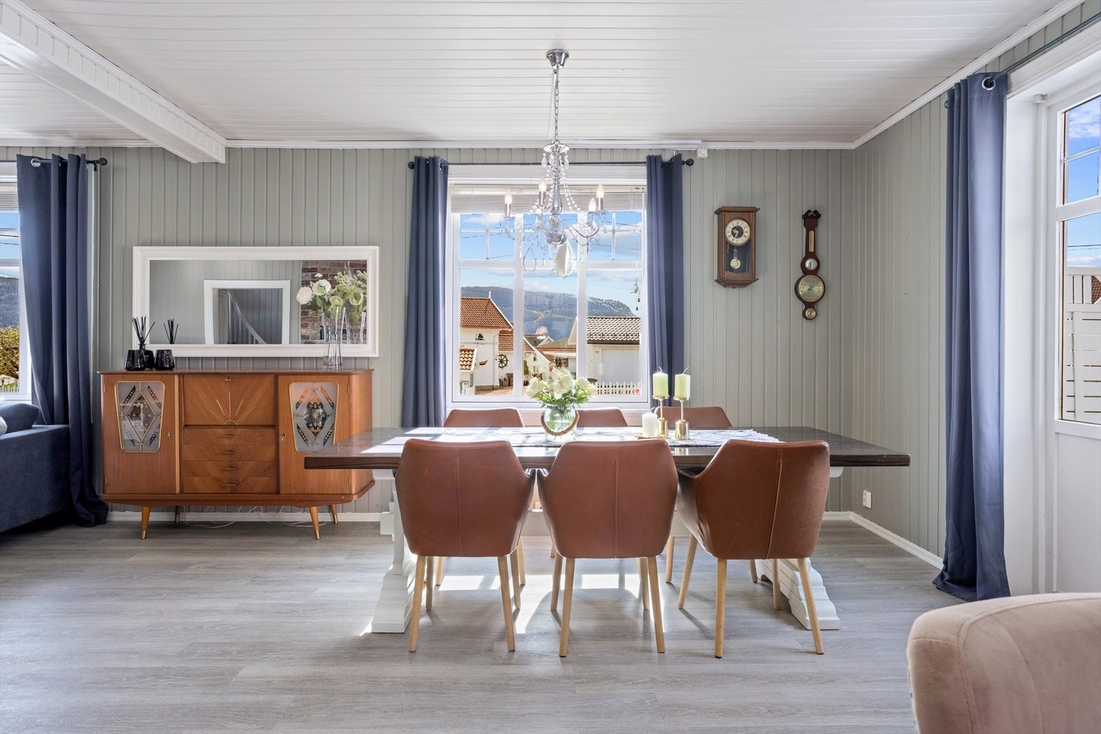 I spisestuen er det god plass til stor spisegruppe og tilhørende møblement. Galleribilde