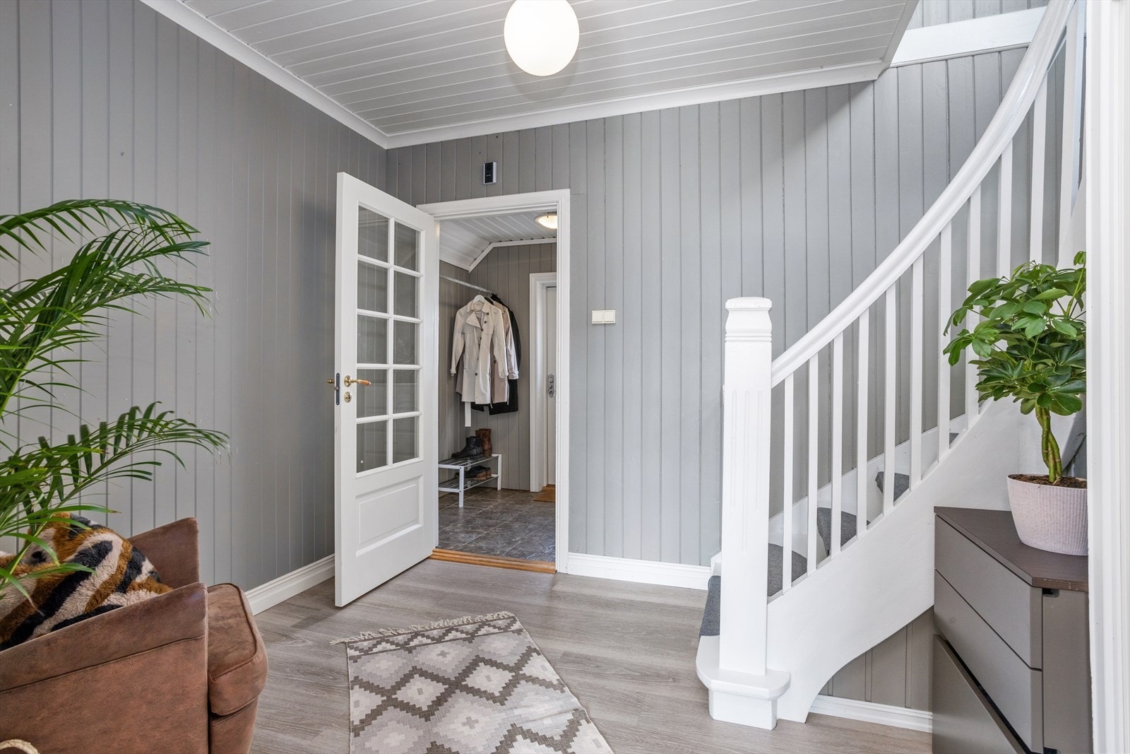 Hallen leder videre opp i andre etasje. Galleribilde