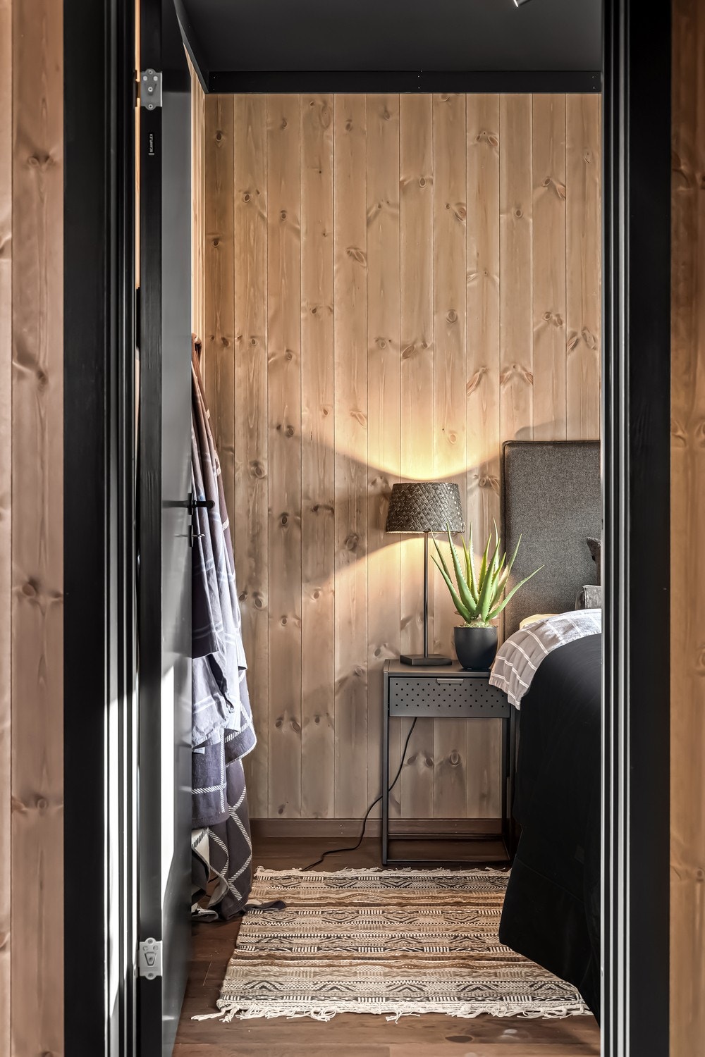 Inngang til soverom 2 fra gang. Galleribilde