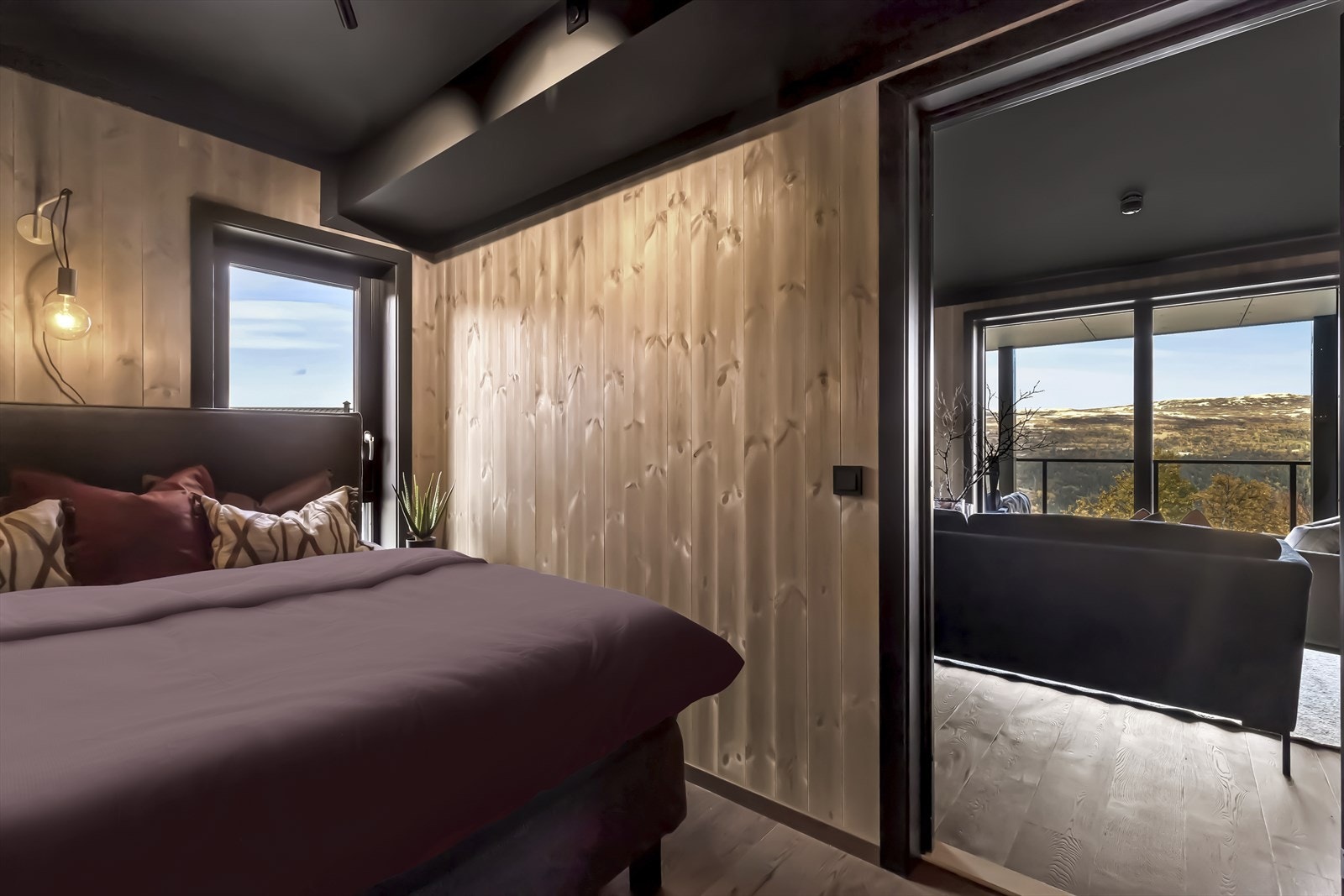 Plass til dobbelseng, nattbord og oppbevaring Galleribilde