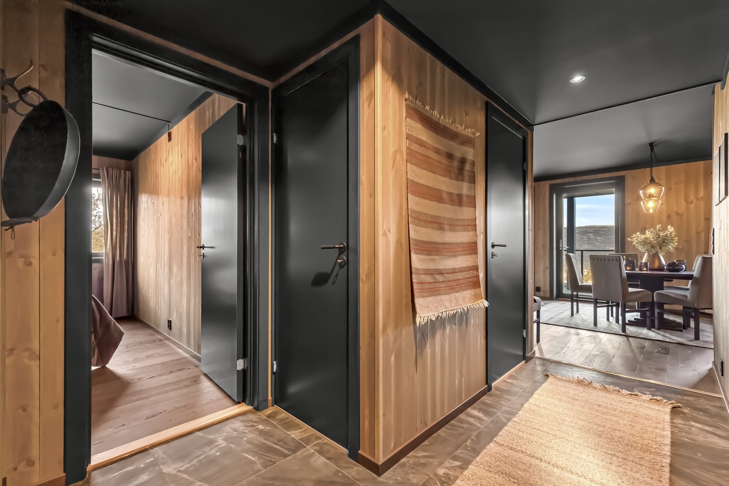 Romslig hall/entré med masse lagringsplass Galleribilde