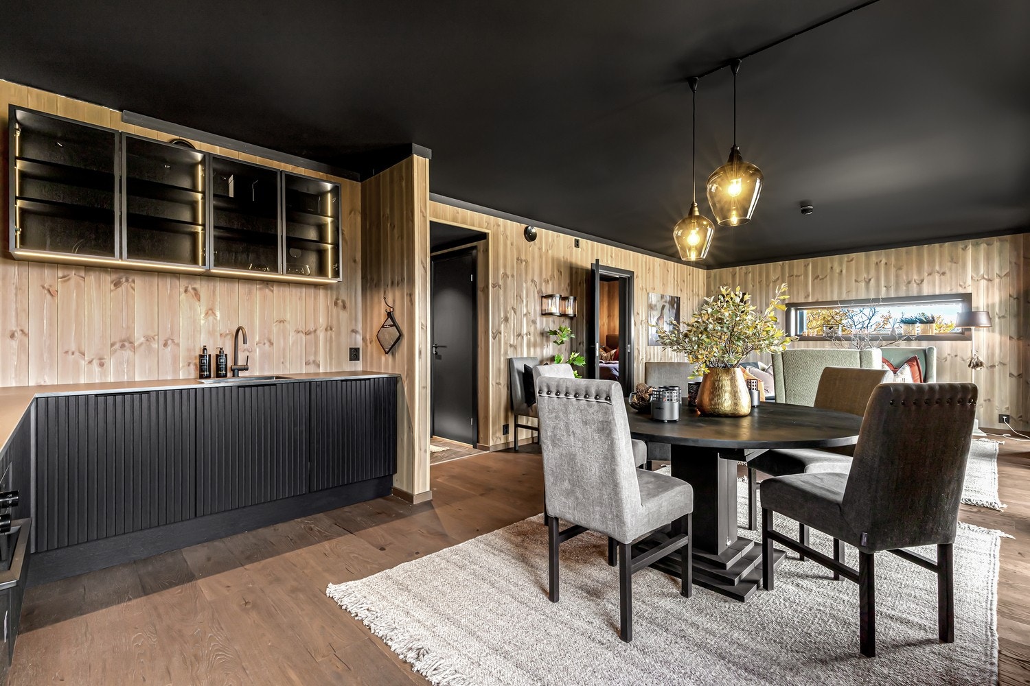 Stuen og kjøkkenet ligger i åpen løsning med spiseplassen som et naturlig skille mellom sonene Galleribilde