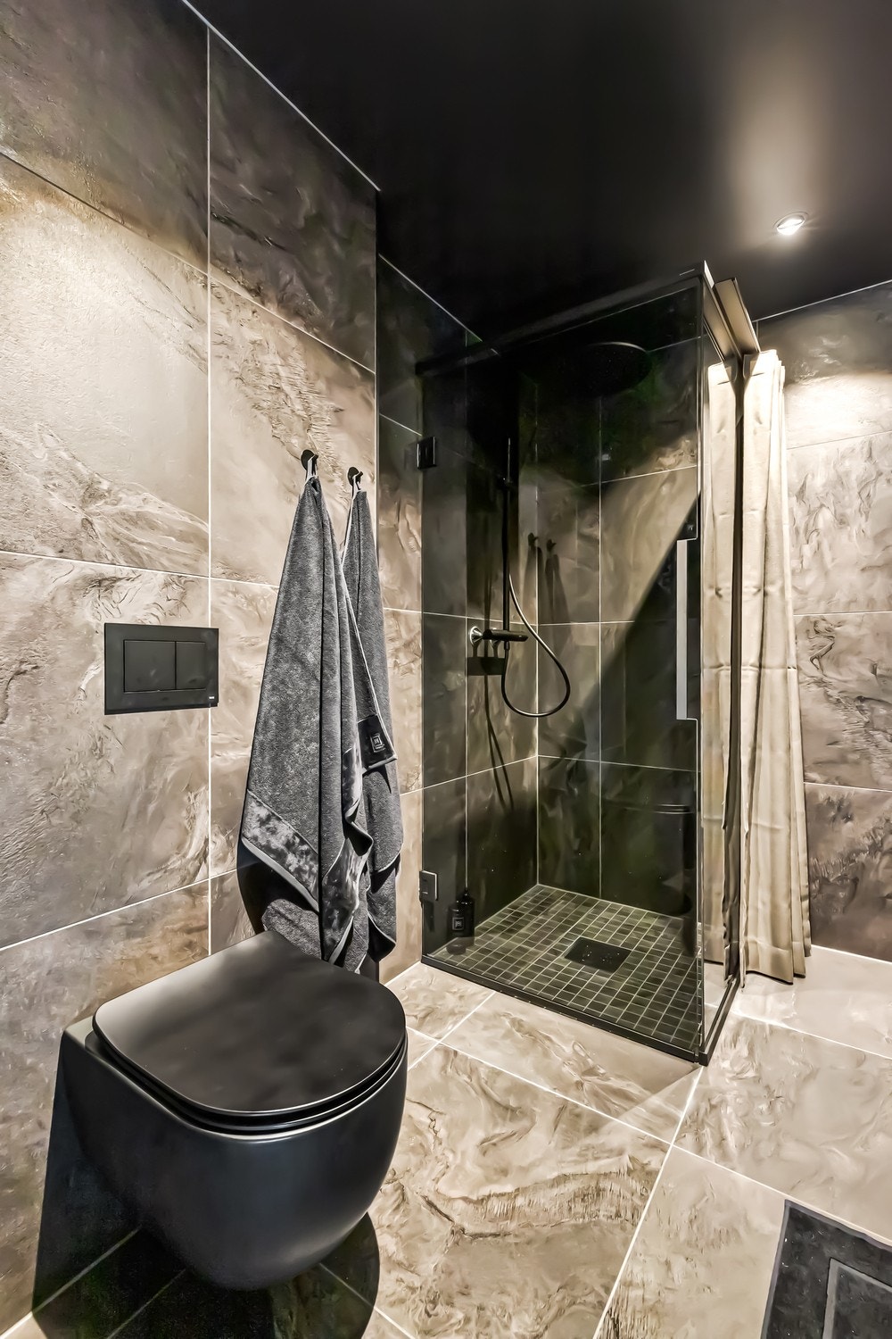 Badet består av dusjhjørne med innfellbare glassdører, lekker servant med skapinnredning og vegghengt speil av god størrelse med integrert lys Galleribilde