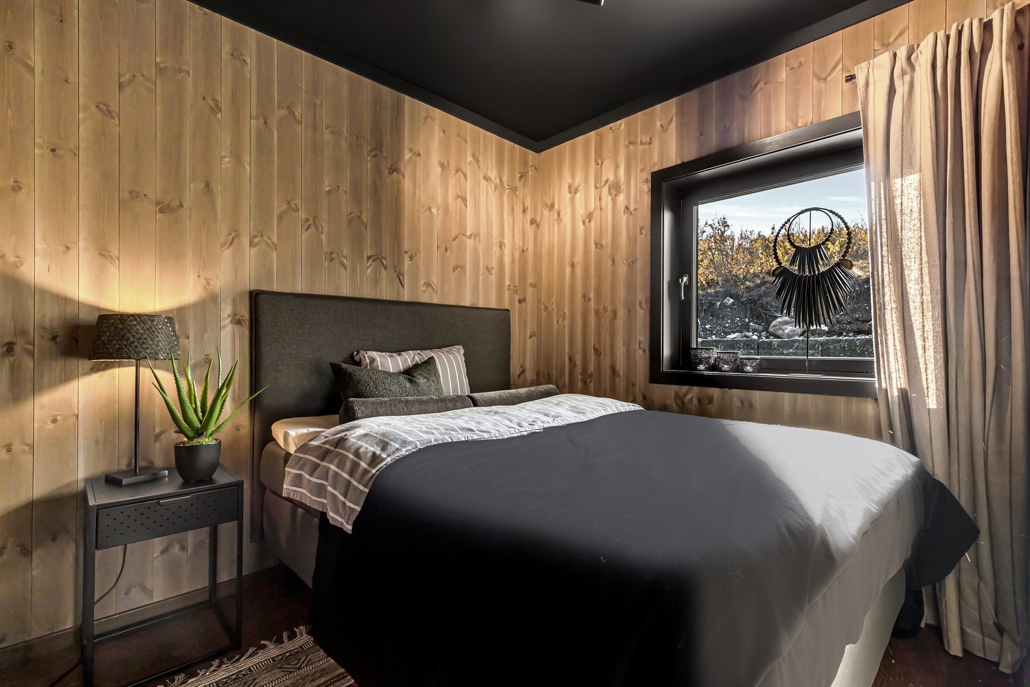 Hyggelig soverom med plass til dobbeltseng og nattbord. Galleribilde