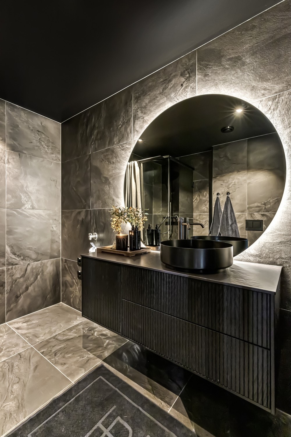 Delikat og flislagt baderom med 60x60 fliser på gulv og vegger Galleribilde