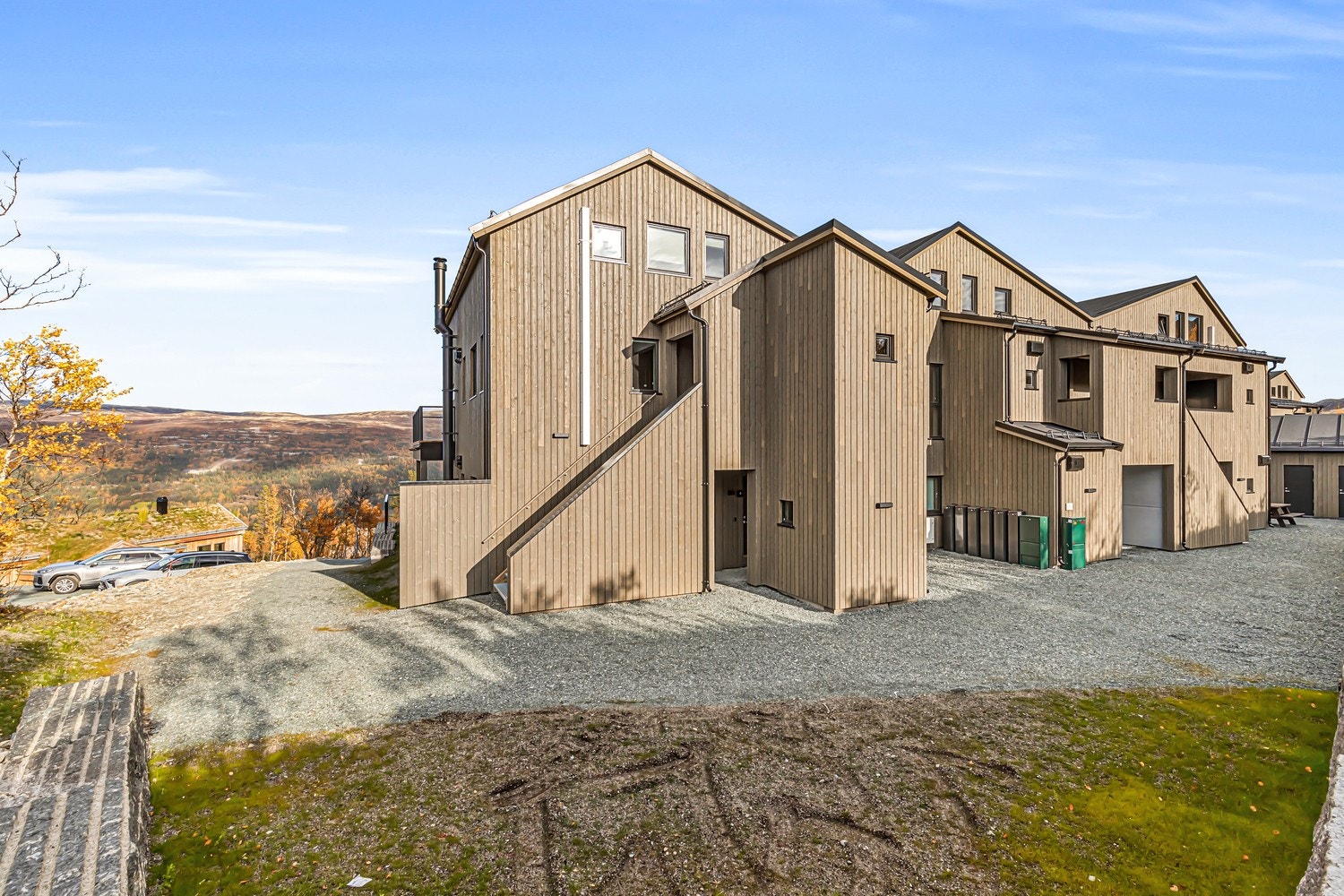 Praktisk og separat inngangsparti. Ved inngangsparti er det praktisk utvendig bod Galleribilde