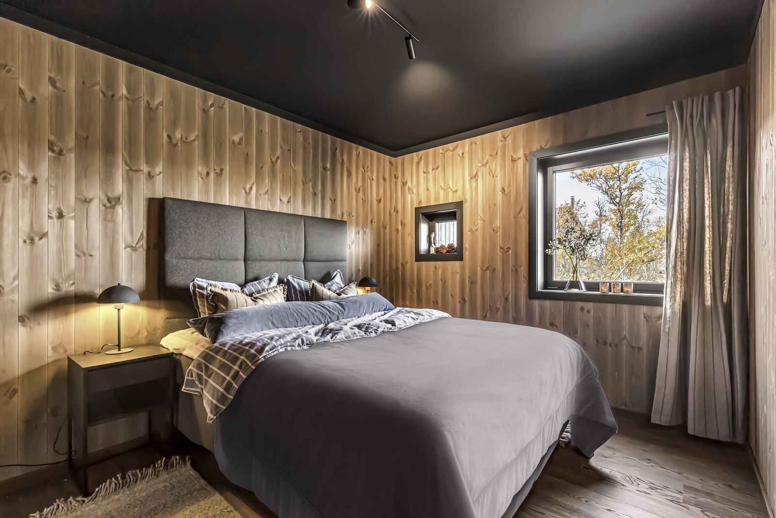 Romslig hovedsoverom med god plass til dobbeltseng, nattbord og tilhørende møblement Galleribilde