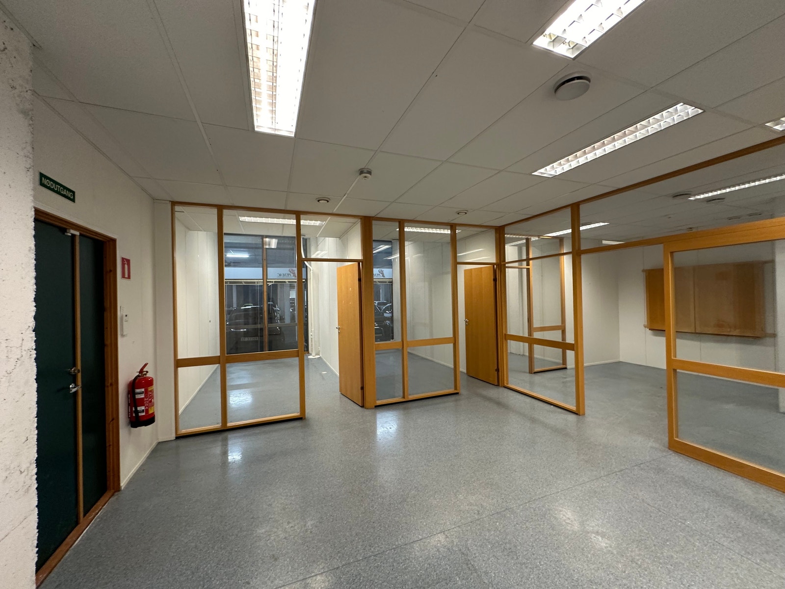 Ledig kombinasjonslokale ca 212kvm, 0.etg, med 3 kontorer, møterom, toalett, stort rom/lager og lager med kjøreport. Galleribilde