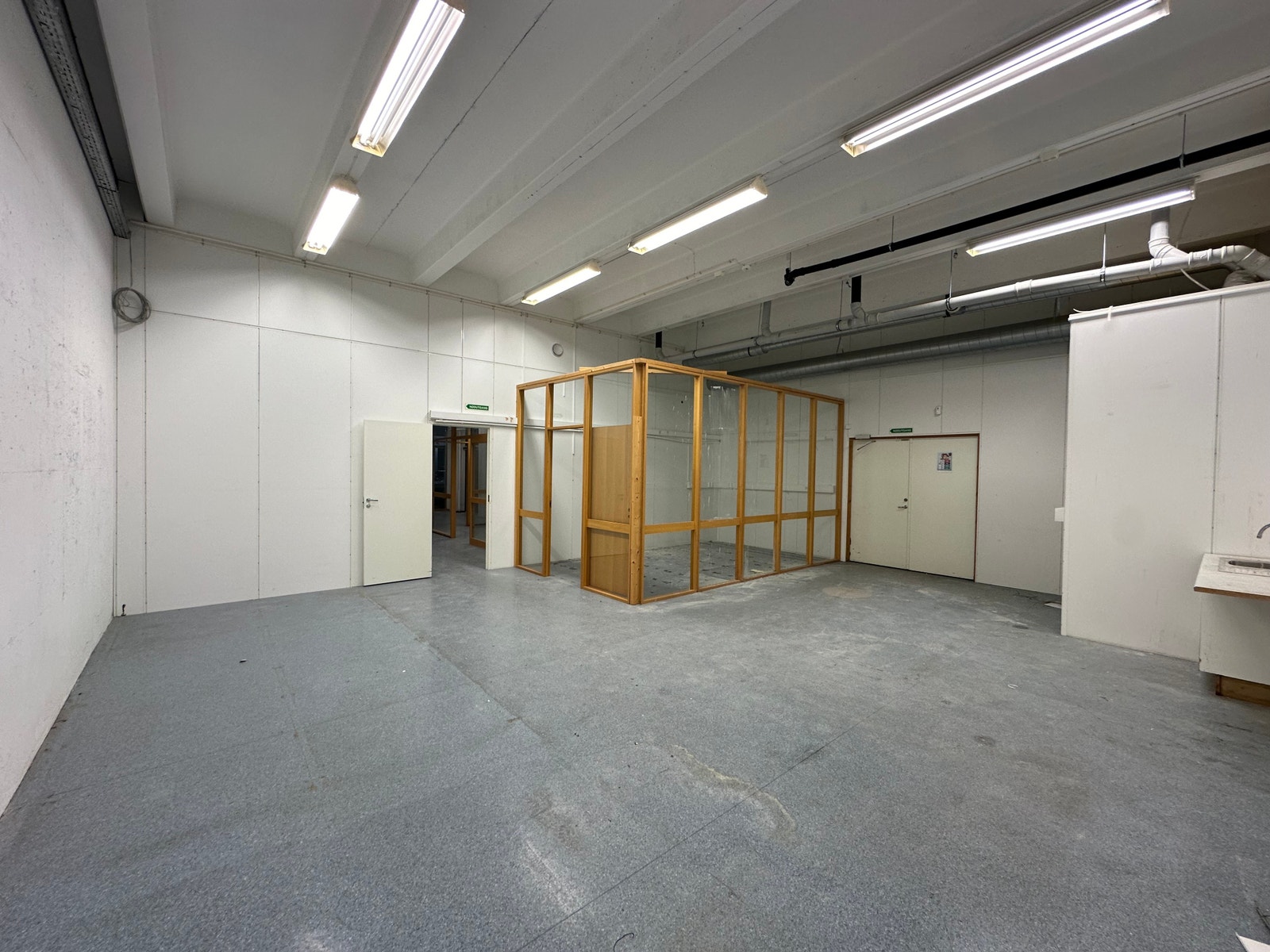 Stort rom/lager med god takhøyde. Dobbel (hvit) dør ut til lager med kjøreport. Galleribilde