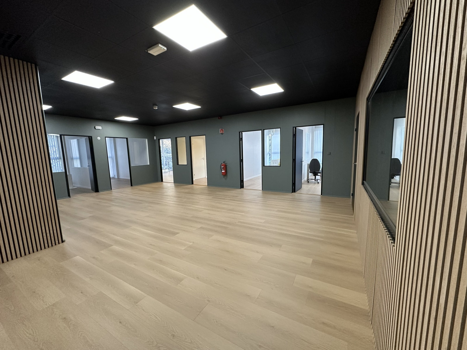 Ledig kontorlokale ca 212kvm, 2.etg. Inneholder 5 kontorer, stort hjørnekontor/møterom, møterom, kjøkken og rekvisita rom. Galleribilde