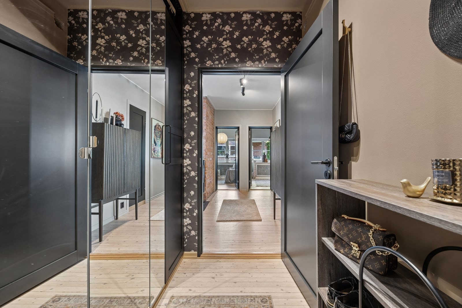 Trivelig entré med garderobeskap som bidrar til en ryddig og organisert velkomst. Galleribilde