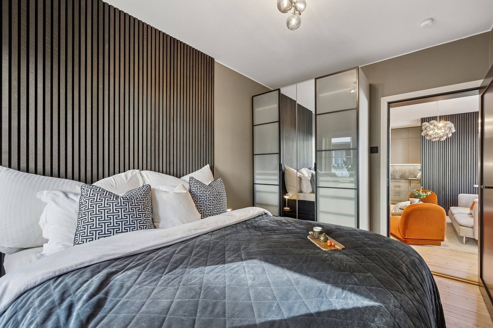 Hovedsoverommet er utstyrt med et praktisk garderobeskap. Galleribilde