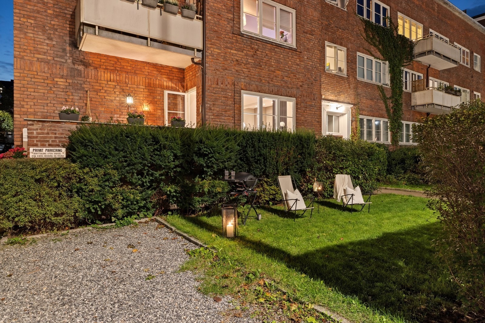 Sameiets fellesområder er pent opparbeidet med plen og beplantning. Innkjørsel og gårdsplass er gruset. Galleribilde