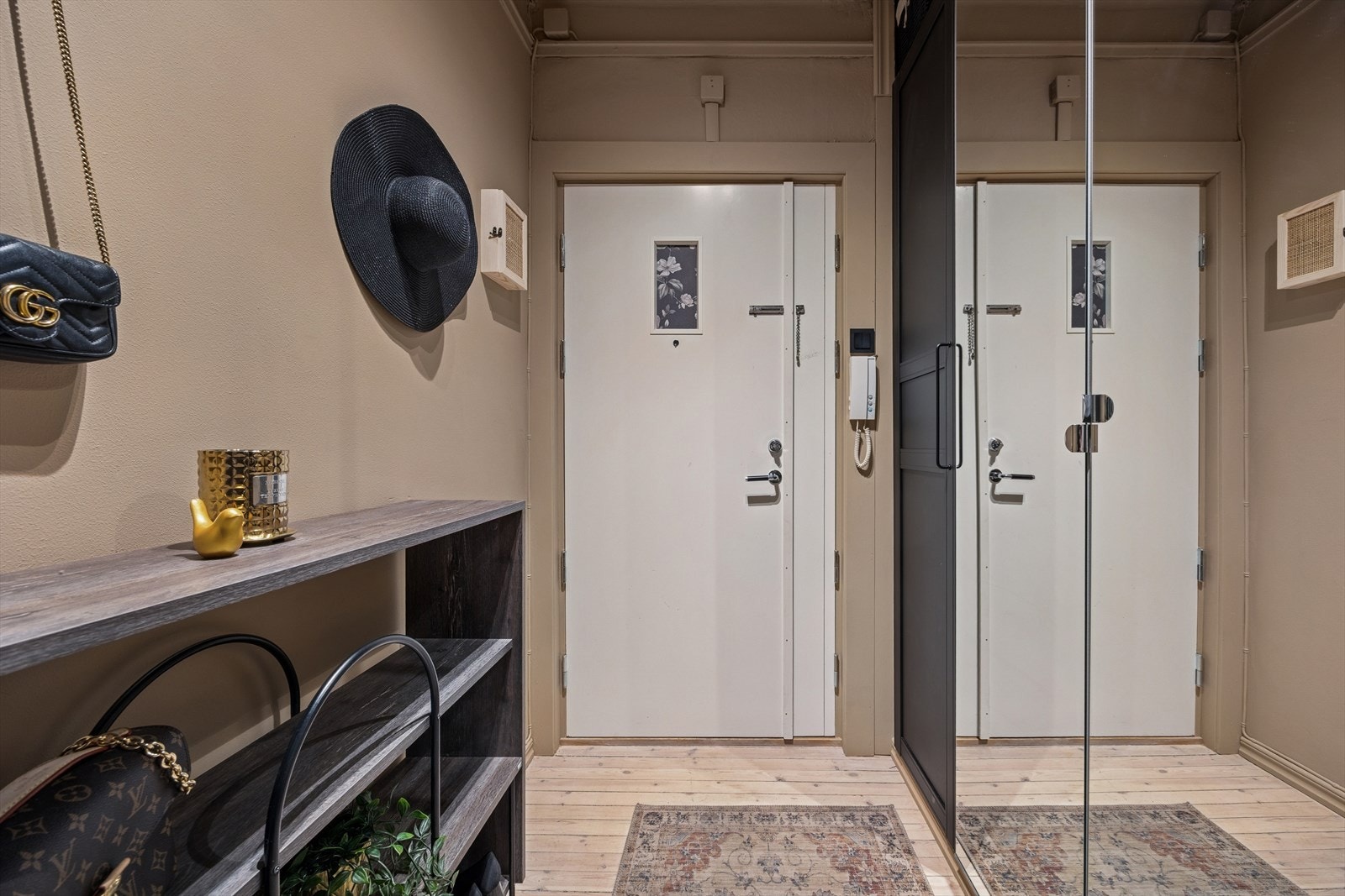 Boligen har generøs takhøyde, mål til 2,74 cm i entré og 2,64 cm i stuen. Galleribilde