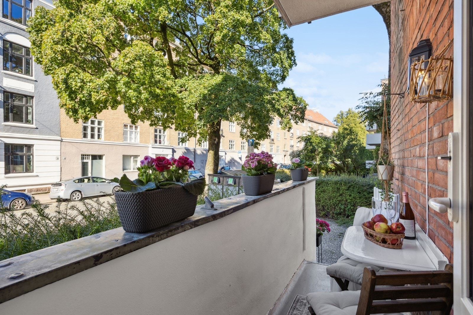 Med sin praktiske plassering i første etasje byr leiligheten på enkel adkomst og direkte tilgang til fellesarealene gjennom balkongen. Perfekt for barnefamilier. Galleribilde