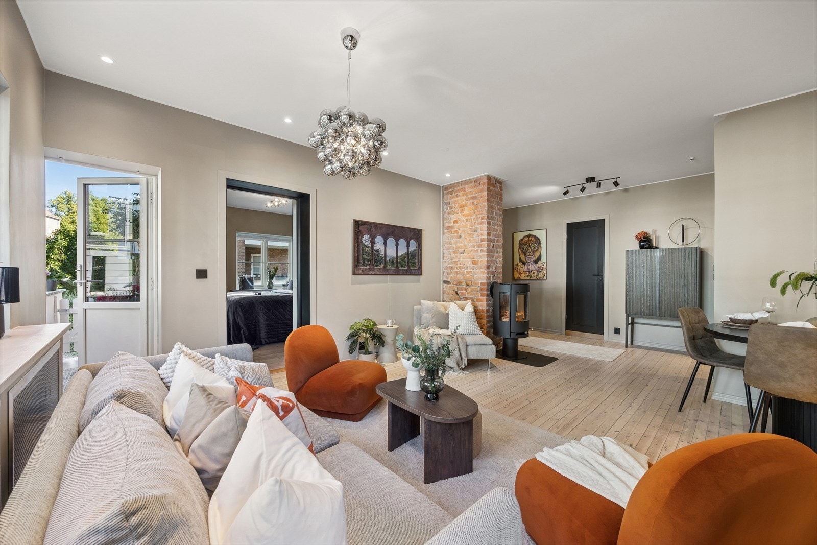 Boligen har smartbelysning (Plejd, app og stemmestyring via Siri) og skjult el-anlegg. Galleribilde