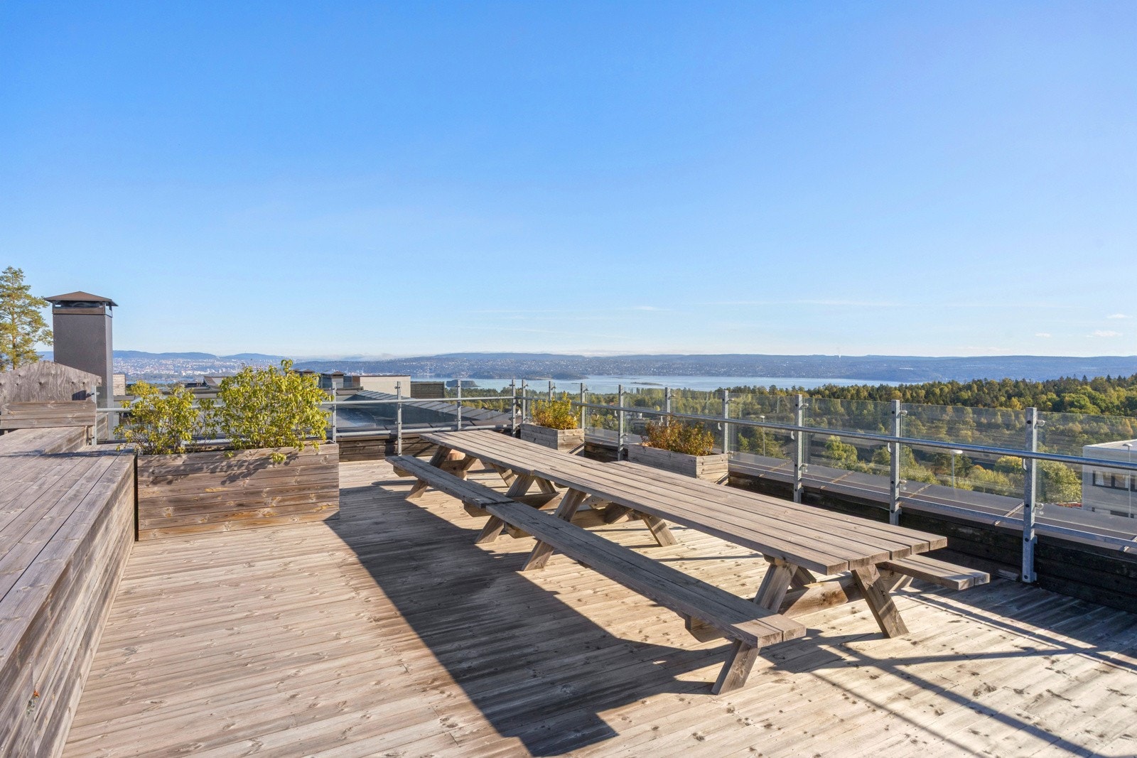 Flott felles takterrasse med fantastisk utsikt i naturskjønne omgivelser. Galleribilde