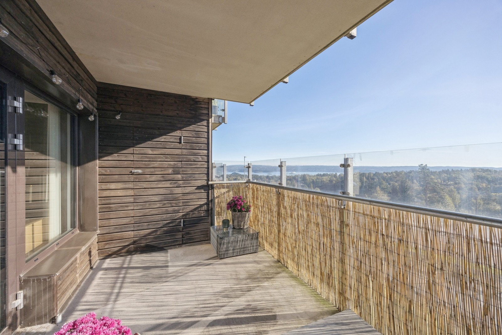 Fra stuen er det utgang til overbygget terrasse på hele 12 m² som blir en fantastisk forlengelse av stue og kjøkken - og kan brukes store deler av året Galleribilde