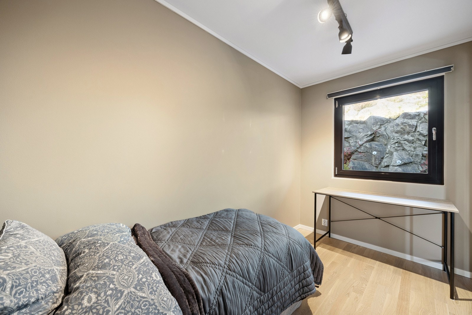 Et lyst og trivelig rom med mange muligheter, avhengig av dine behov. Galleribilde