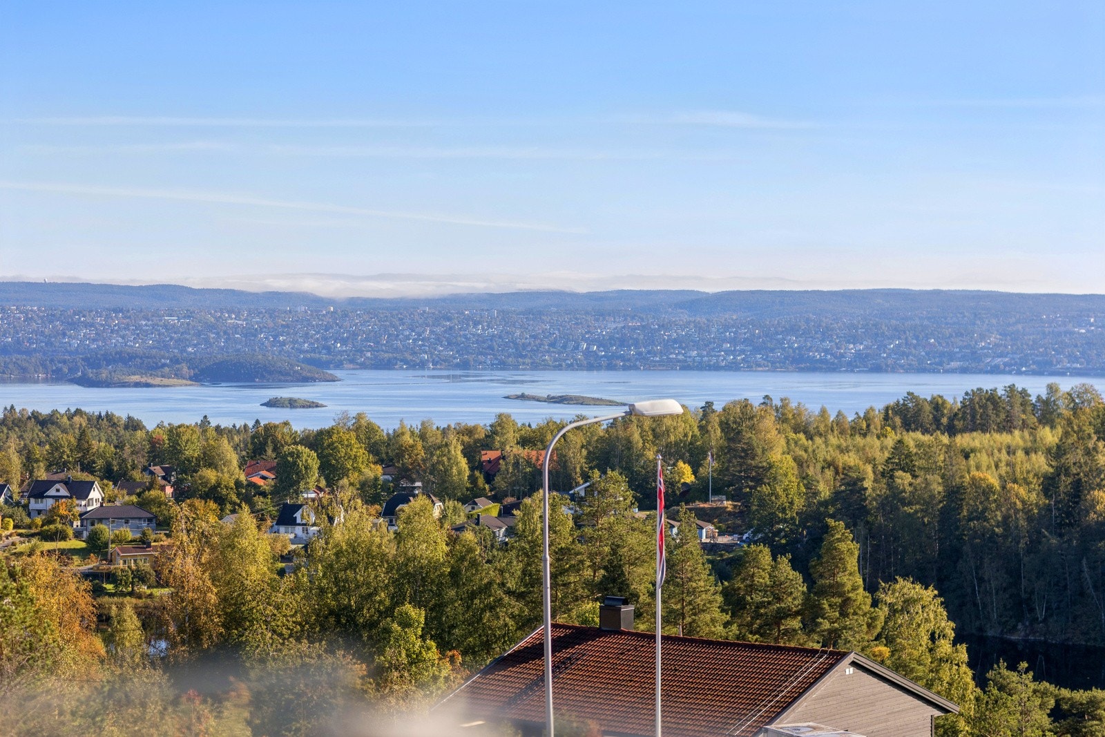 Gjennomgående, lekker 3-roms leilighet med vid og spektakulær utsikt over fjorden. Galleribilde