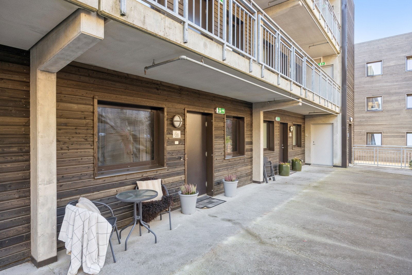 Leiligheten har adkomst direkte fra bakkeplan og heisadkomst fra garasjen, noe som gjør den lett tilgjengelig både for barnevogn, rullestol og eldre - en sjelden fordel og stor praktisk verdi i hverdagen. Galleribilde