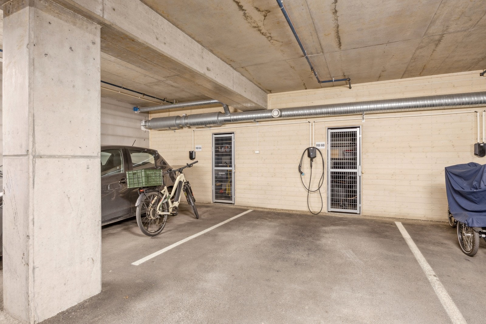 Garasjeplass med elbil-lader Galleribilde