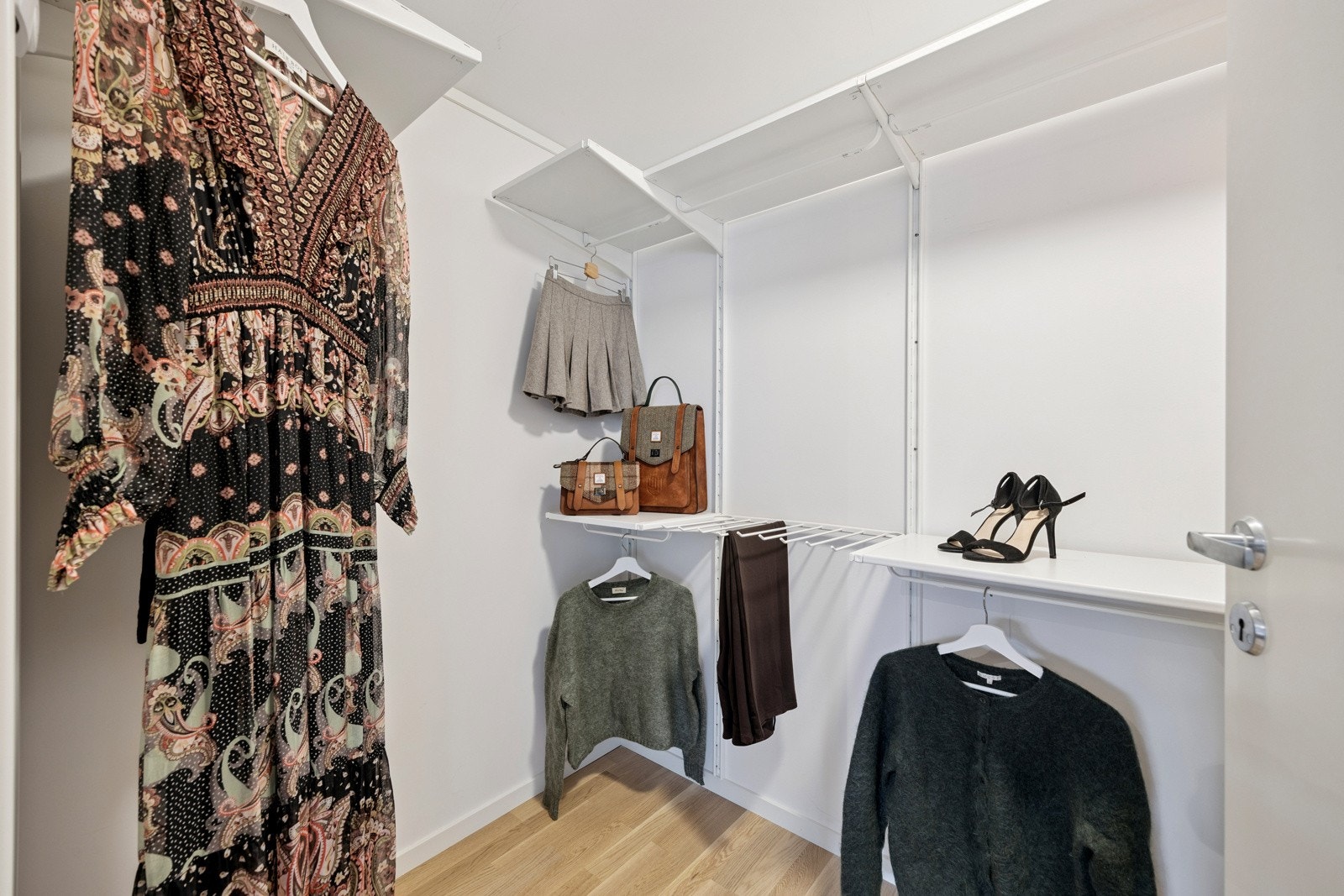 En ekstra kvalitet ved hovedsoverommet er den direkte adkomsten til et romslig walk-in closet Galleribilde