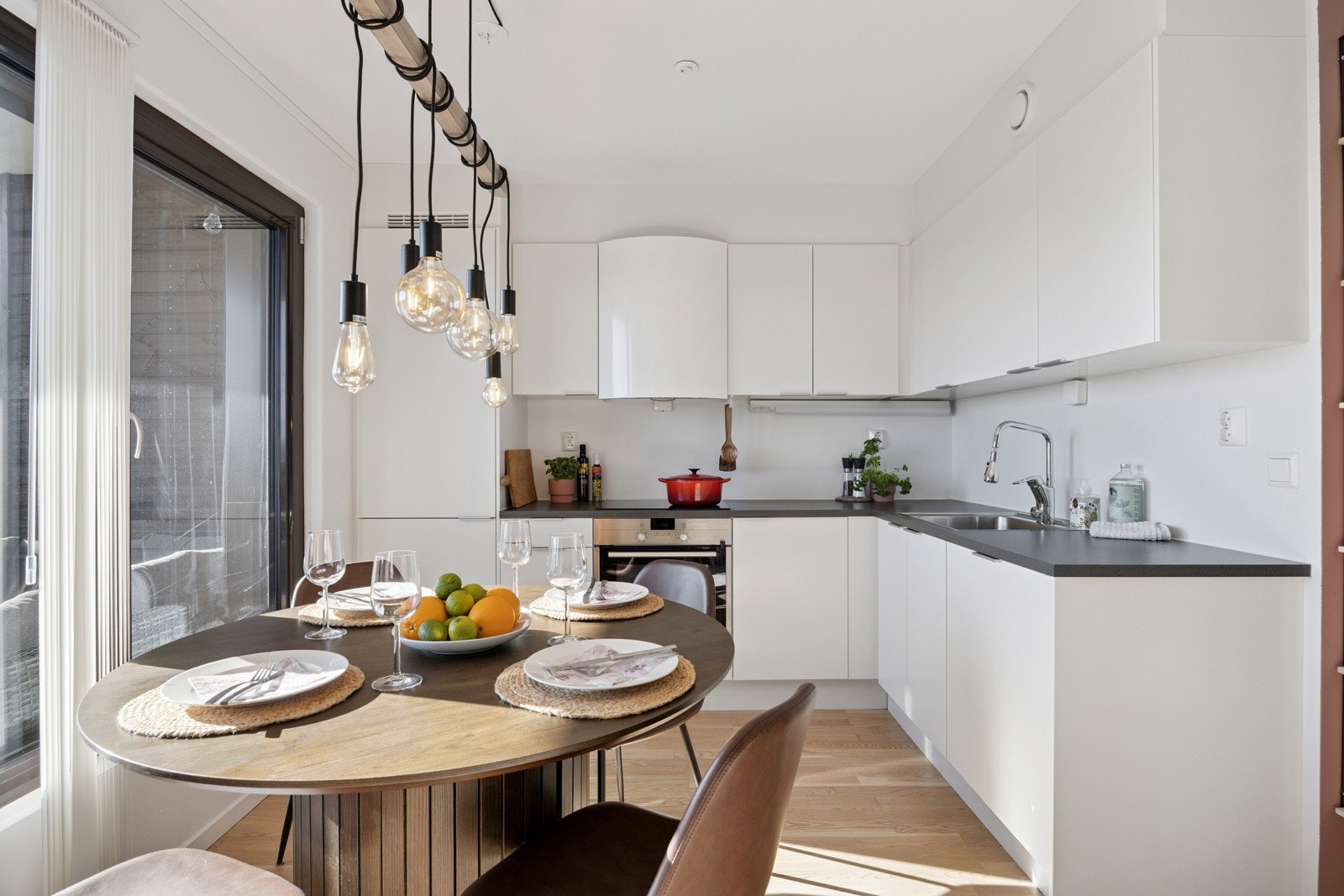 Kjøkkenet har rene linjer og tidløse fronter, med godt med skapplass og benkeplate til matlaging. Galleribilde