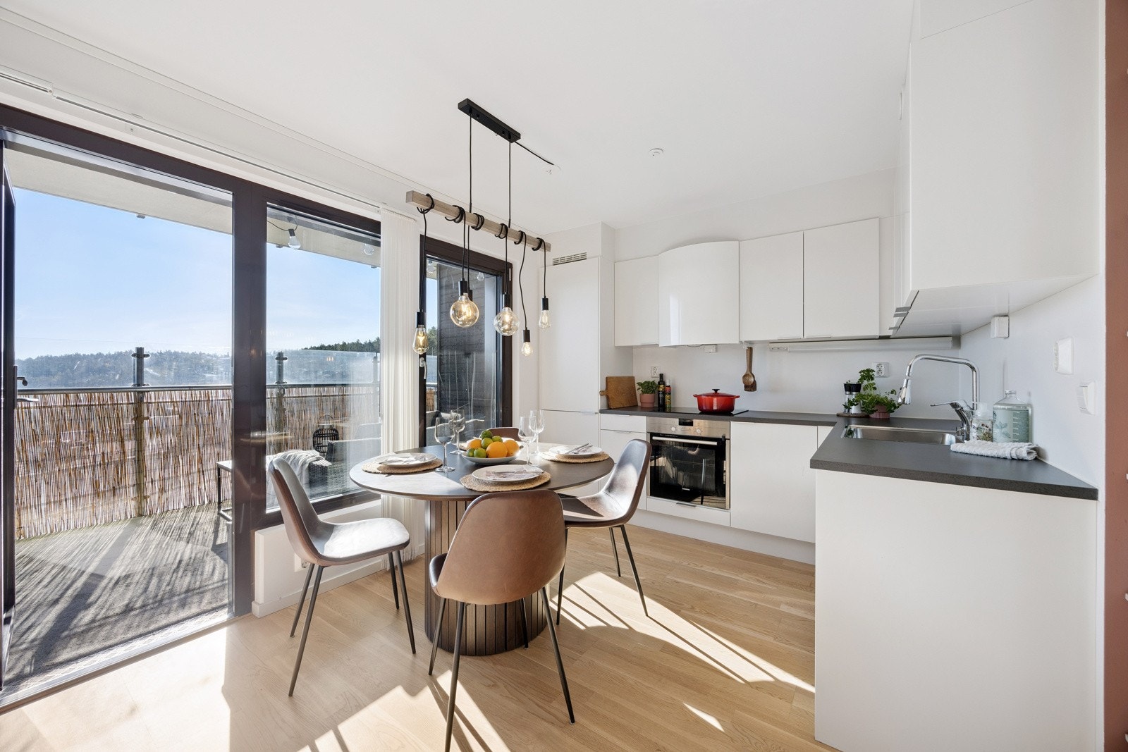 Kjøkkenet er moderne og funksjonelt, i åpen løsning mot stuen. Galleribilde