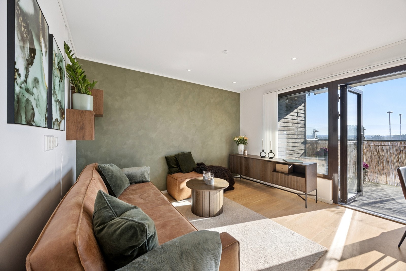 Stuen har god plass til både sofagruppe og TV-løsning, og byr på fleksible møbleringsmuligheter. Galleribilde