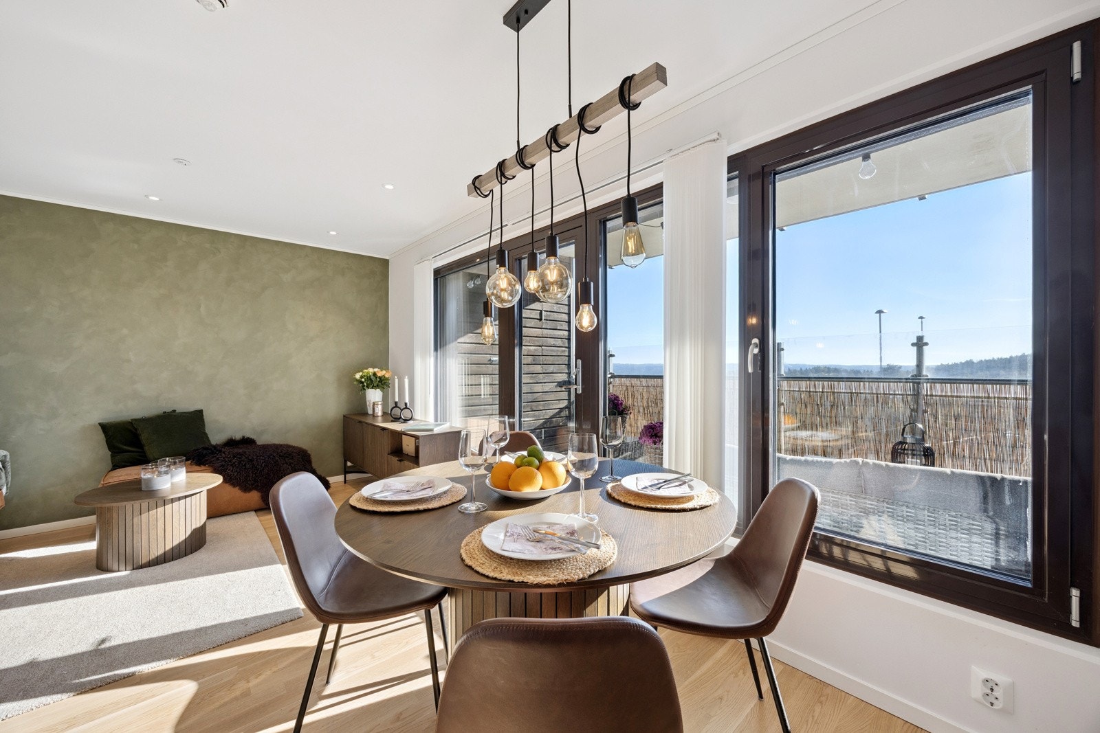 Den åpne løsningen mellom stue og kjøkken skaper en sosial atmosfære og gir god flyt mellom oppholdsrommene. Galleribilde