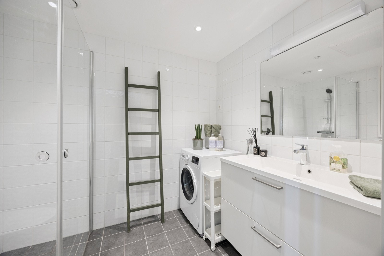 Leilighetens bad holder en delikat og moderne standard, og er helfliset med lyse, tidløse farger og downlights i himling. Galleribilde