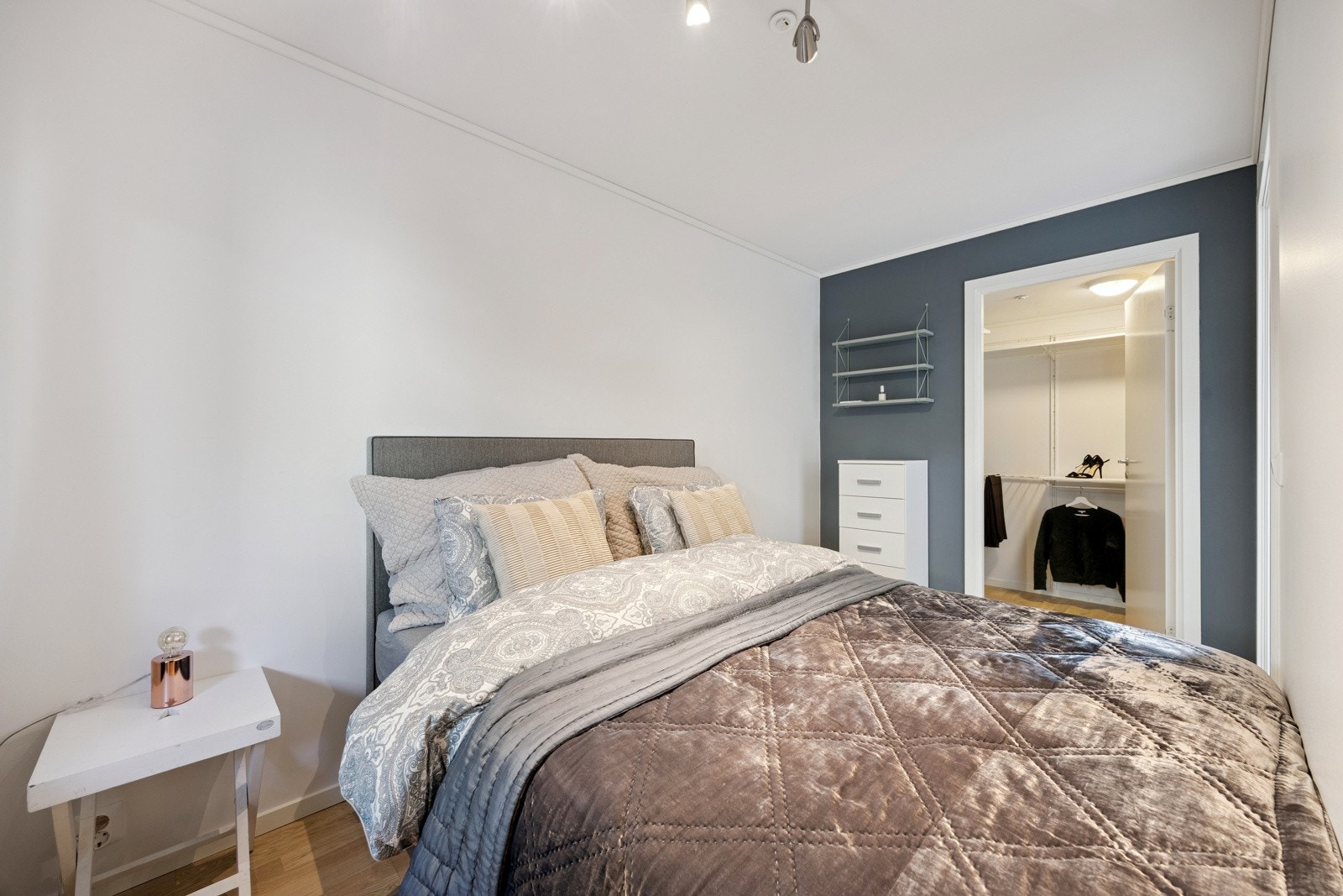 Hovedsoverommet er lyst og romslig, med plass til dobbeltseng, nattbord og annen ønsket innredning. Galleribilde